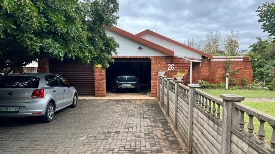 4 Bedroom Property for Sale in Langenhovenpark Free State